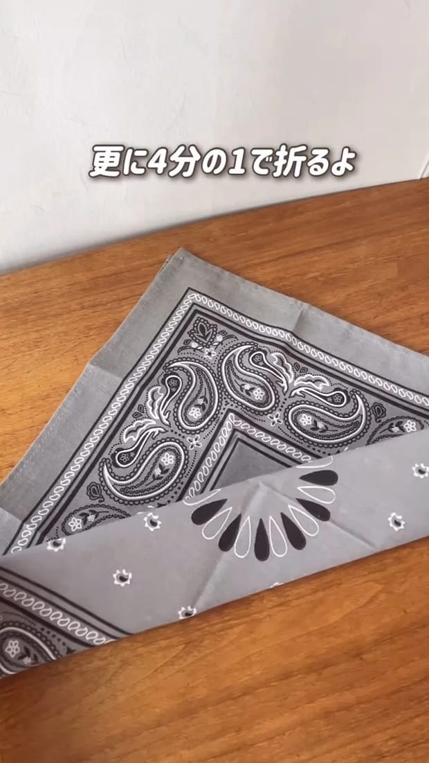 下側を折り上げたバンダナ