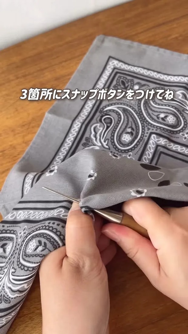 バンダナにキリで穴を開ける場面