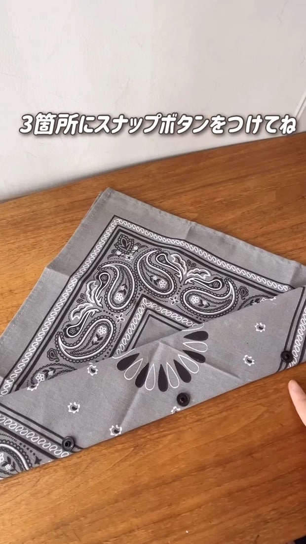 スナップボタンをつけたバンダナ