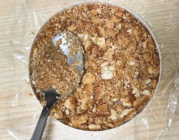 ビスケット生地を押し固める写真（撮影：grapeフード編集部）