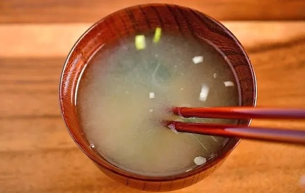 『ネギとワカメの味噌玉』を作る写真（撮影：小泉明代）