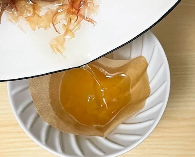 ペーパーフィルターで『煎り酒』をこす写真（撮影：grapeフード編集部）