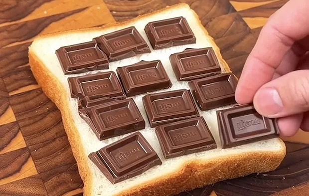 食パンに板チョコを並べている画像