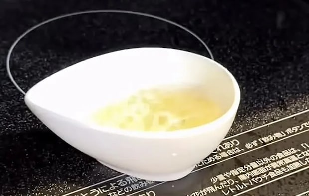 耐熱容器に水と砂糖を混ぜた画像