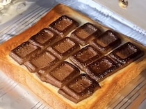食パンに板チョコを並べて…　『やる気1%』で作れる背徳トーストに「魅力的すぎる」