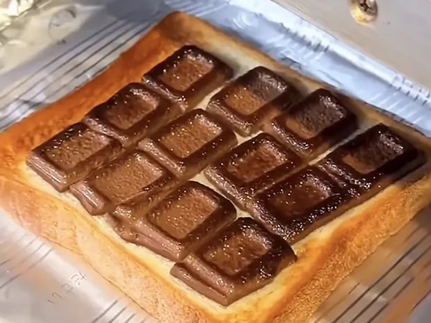 食パンに板チョコを並べて…　『やる気1%』で作れる背徳トーストに「魅力的すぎる」