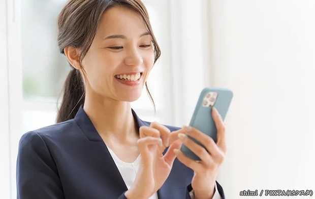 スマホを見る人の写真