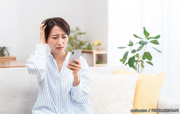 スマホを見る人の写真