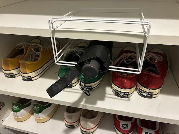 ふきんかけに収納した折りたたみ傘（撮影：grapeライフハック編集部）