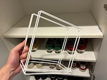 ふきんかけを下駄箱で引っかけるだけ！　玄関まわりがスッキリする活用法【2選】