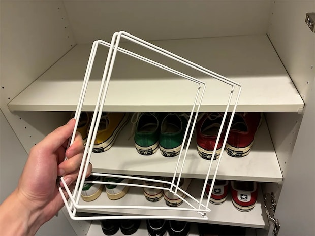 ふきんかけを下駄箱で引っかけるだけ！　玄関まわりがスッキリする活用法【2選】