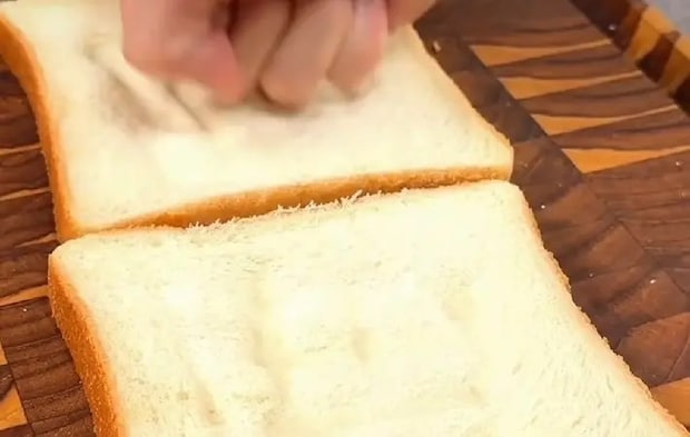 食パンをくぼませてる画像