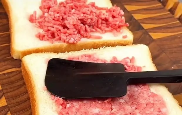ひき肉を貼り付けている画像