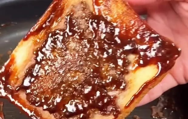 パンについた照り焼きソースの画像