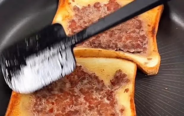 ひき肉部分を焼いてひっくり返した画像