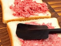 食パンにひき肉をのせて…　フライパン1つで作る『バーガー風トースト』が絶品