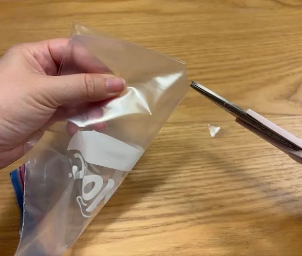 底に穴を開けている様子（撮影：grapeライフハック編集部）