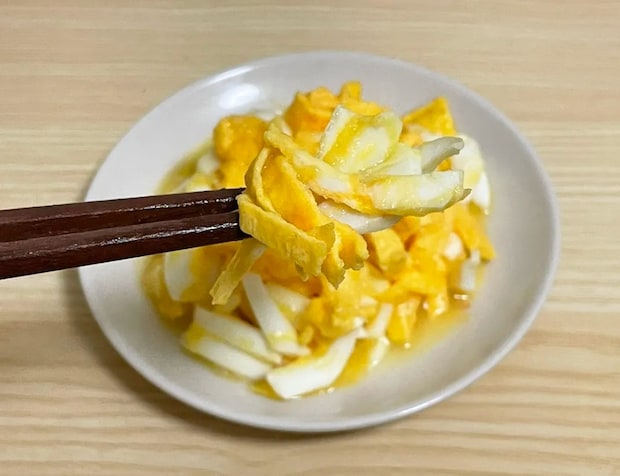 たまごサラダを食べる写真（撮影：grapeフード編集部）