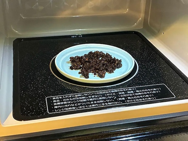 電子レンジで温める茶殻（撮影：grapeライフハック編集部）