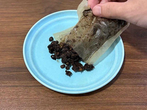 麦茶パックの茶殻を取り出す場面（撮影：grapeライフハック編集部）