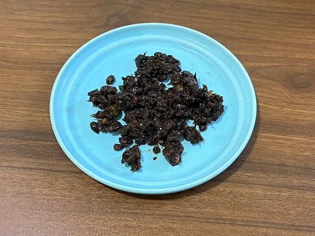 小皿に取り出した茶殻（撮影：grapeライフハック編集部）