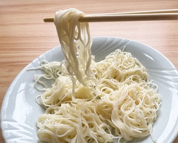 オリーブオイルをかけたそうめん（撮影：grapeフード編集部）