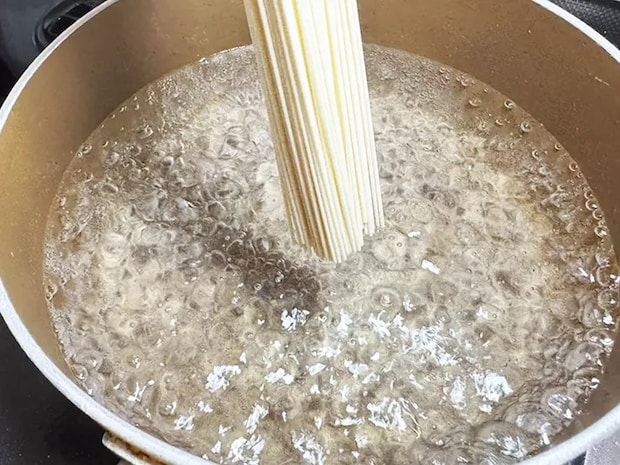 そうめんをゆでる（撮影：grapeフード編集部）