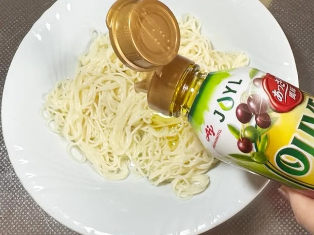オリーブオイルをかける（撮影：grapeフード編集部）