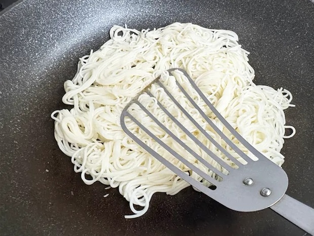 フライパンにそうめんを広げて焼く（撮影：grapeフード編集部）