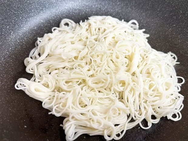 フライパンにそうめんを広げて焼く（撮影：grapeフード編集部）