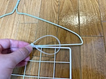 玄関にワイヤーネットを吊るすと？　1分で作れる収納アイテムに「これは嬉しい」