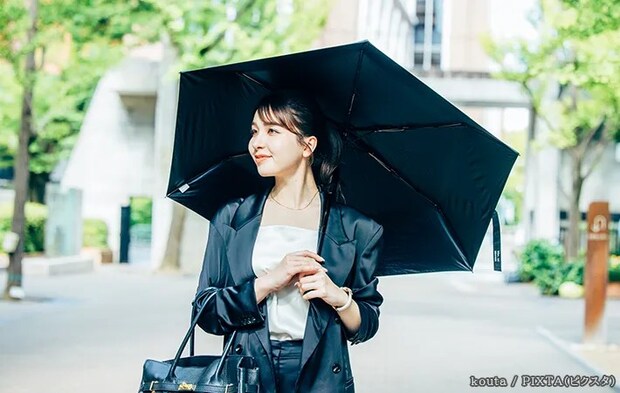 日傘をさす女性の写真