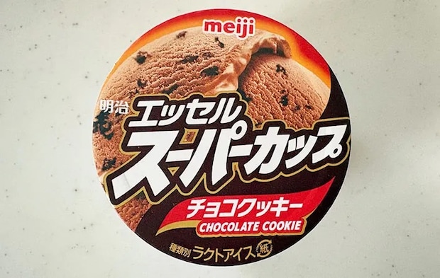 スーパーカップチョコクッキー味の商品画像（撮影:エニママ）　