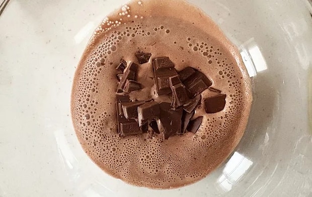 ミルクチョコレートを割り入れた画像（撮影:エニママ）