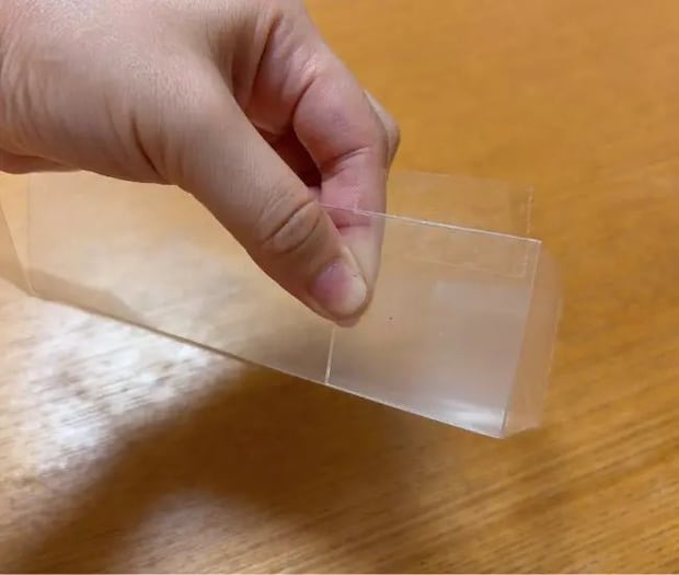 テープで固定している様子（撮影：grapeライフハック編集部）