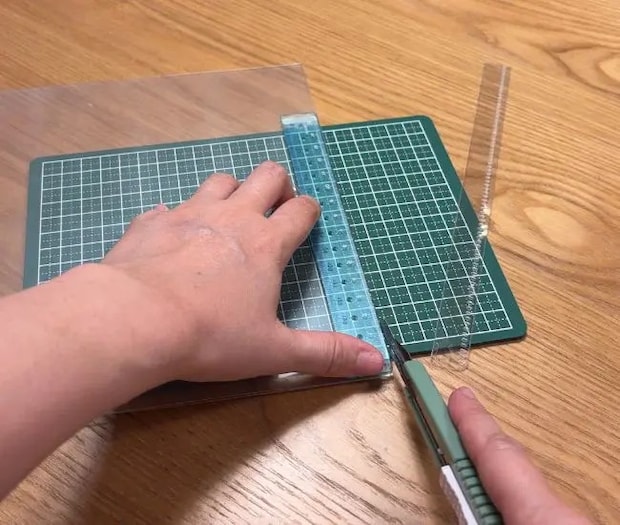 クリアファイルをカットしている様子（撮影：grapeライフハック編集部）