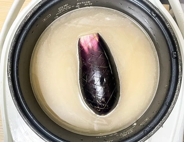 炊飯器に炊き込みご飯の具材を入れる写真（撮影：grapeフード編集部）
