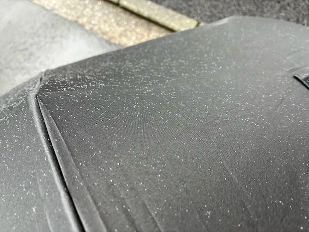 細かな水滴がついた傘の表面（撮影：grapeライフハック編集部）