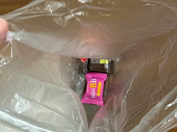 口を開けたポリ袋（撮影：grapeライフハック編集部）