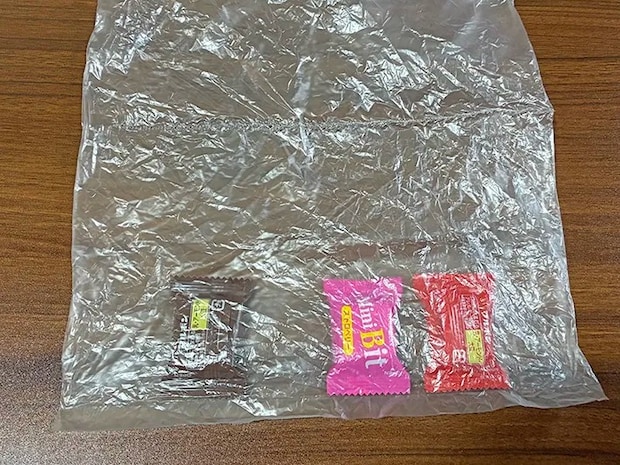 スプーンで口を閉じたポリ袋（撮影：grapeライフハック編集部）
