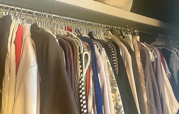 クローゼットの洋服の写真