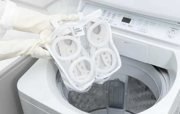 『靴を洗濯機に入れる』写真（撮影：Heulie）