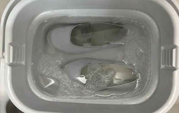 『上履きをつけ置きする』写真（撮影：Heulie）