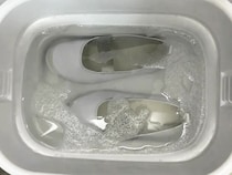 衣類と上履き、一緒に洗うとやっぱり汚い？　洗濯のプロが回答