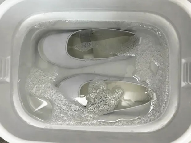 衣類と上履き、一緒に洗うとやっぱり汚い? 洗濯のプロが回答