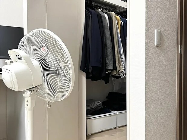 クローゼットに風を送る写真（撮影：Classy Life）