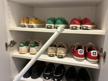 下駄箱でつっぱり棒を使うだけ！　靴の収納力が『2倍』になった簡単テク