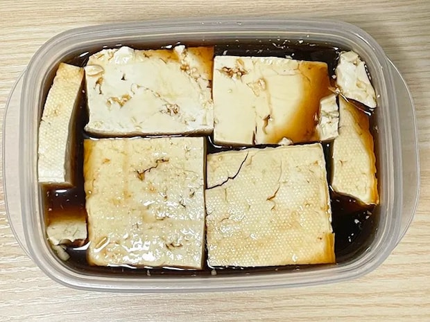 木綿豆腐を『味ぽん』に漬ける写真（撮影：grapeフード編集部）