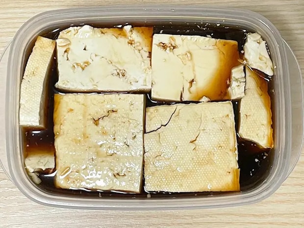 チーズと豆腐が茶色に染まる さっぱり風味の『調味料』に一晩漬けてみたら…
