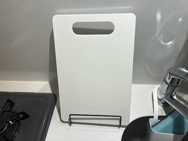 ワイヤーブックスタンドに立てかけたまな板（撮影：grapeライフハック編集部）